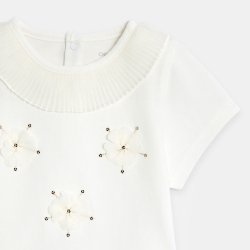 تي شيرت أبيض بزهور مطرزة...